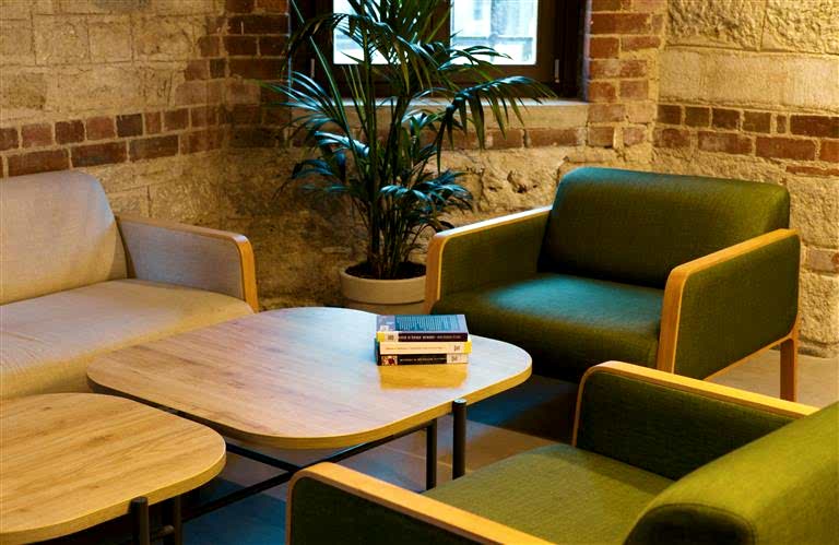 Kafeler İçin Rahat Oturma Düzenleri: Konforlu Bir Atmosfer Yaratmanın Tasarım İpuçları.